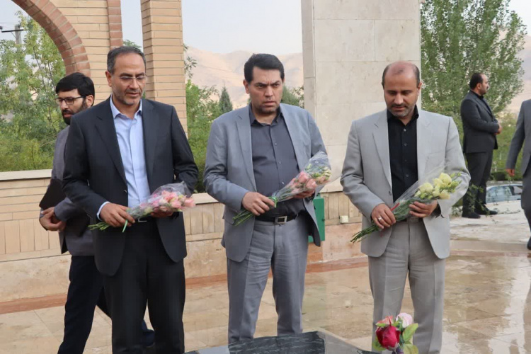 ادای احترام دکتر رحیمی معاون توسعه مدیریت و منابع وزارت بهداشت، درمان و‌ آموزش پزشکی به مقام شامخ شهدای گمنام دانشگاه علوم پزشکی اراک