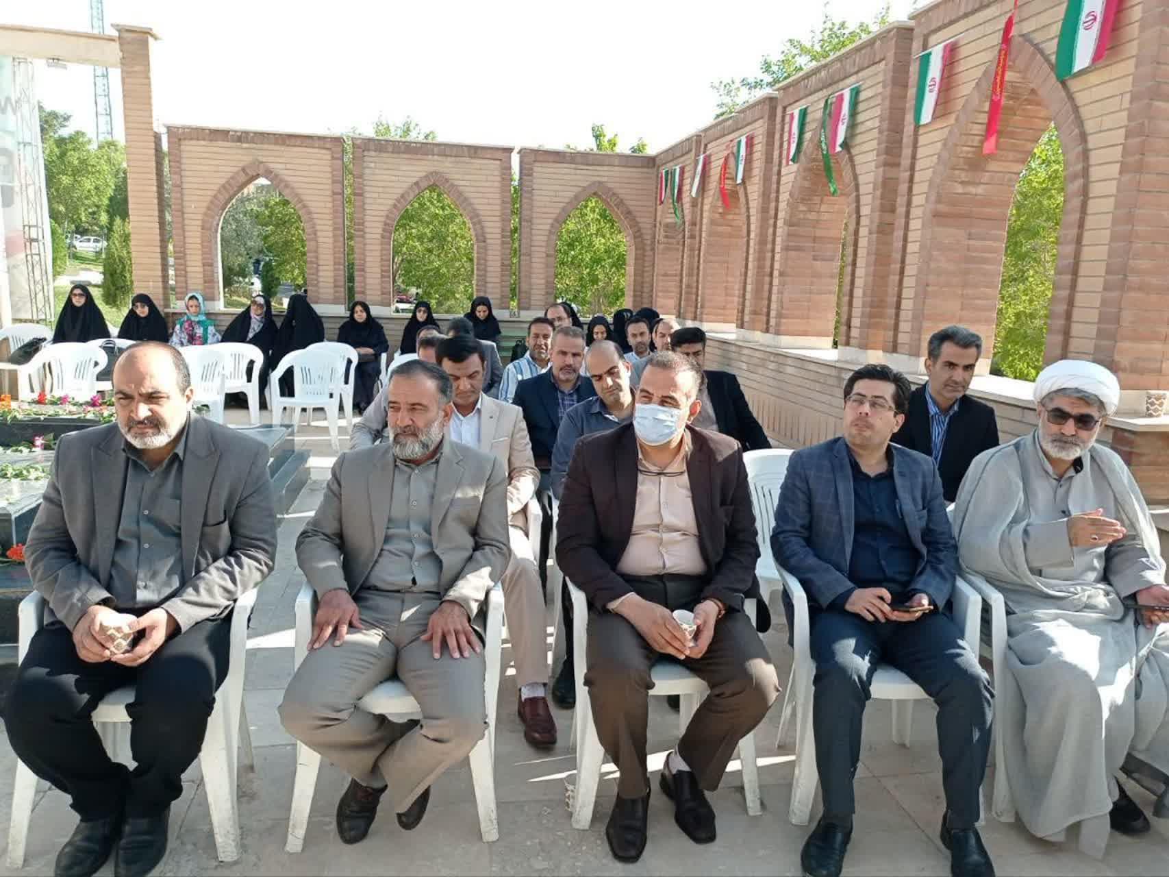 دانشگاهیان علوم پزشکی اراک با آرمان‌های امام خمینی(ره) و شهدای والامقام تجدید میثاق کردند